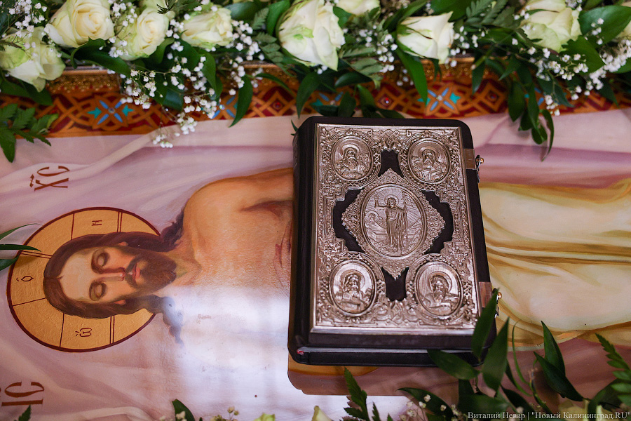 В брызгах святой воды: освящение пасхального угощения в соборе Христа Спасителя (фото)