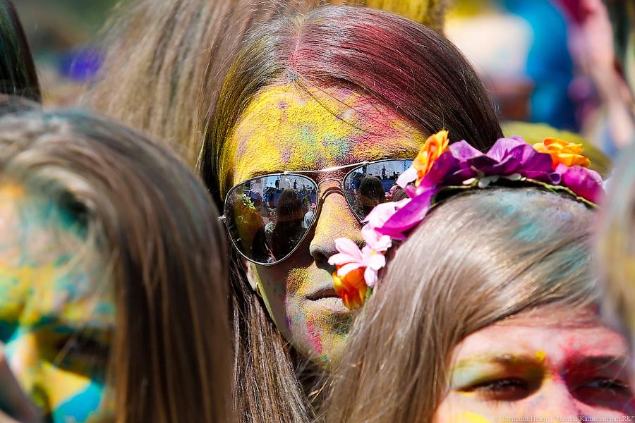 Порошок — уходи: в чём успех Холи и почему его так активно продвигают