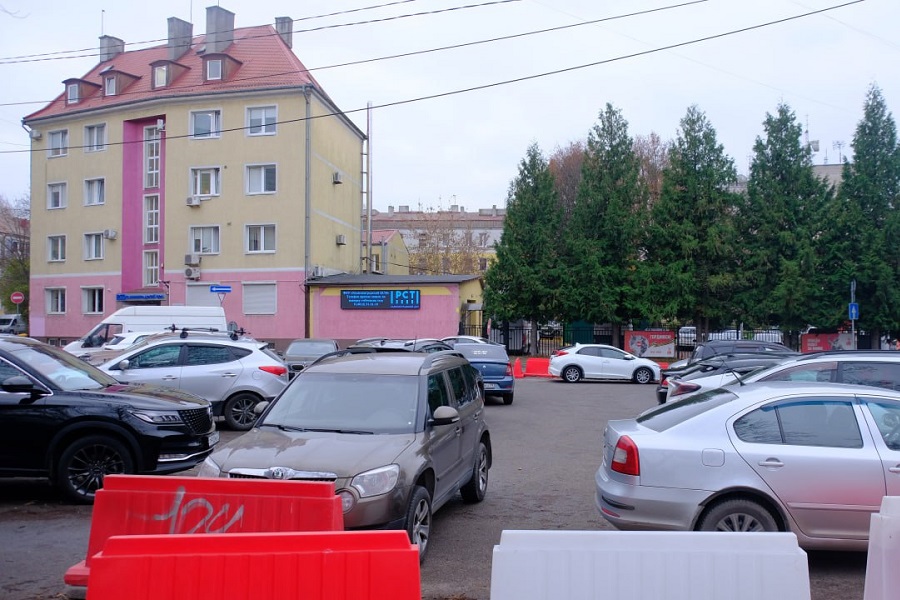 Власти Калининграда предупредили о временном закрытии парковки на Барнаульской
