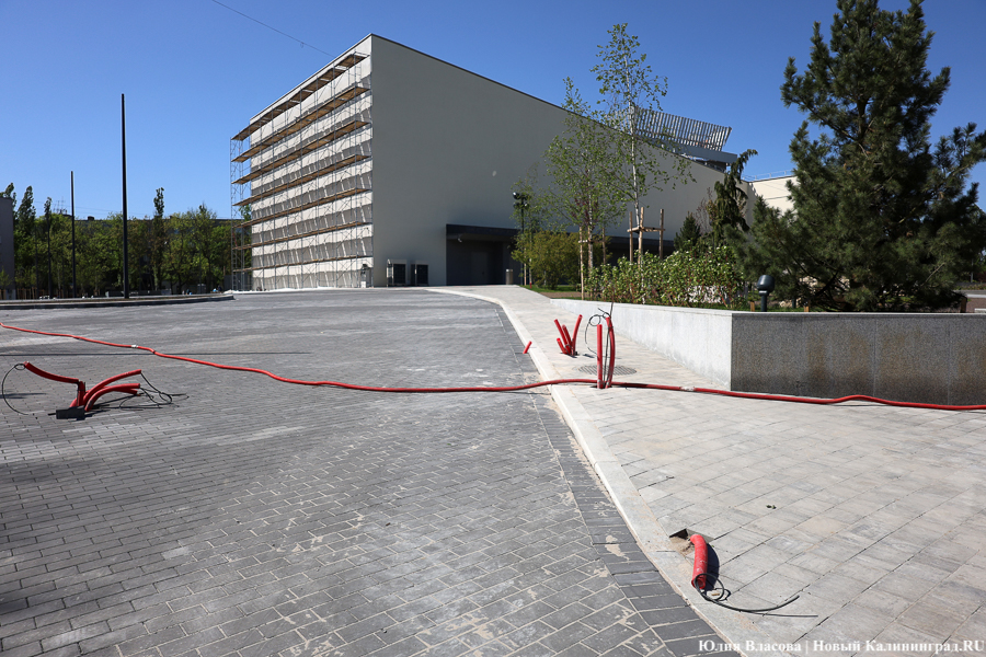 На площади у Дома искусств завершается благоустройство. Вот как она выглядит (фото)