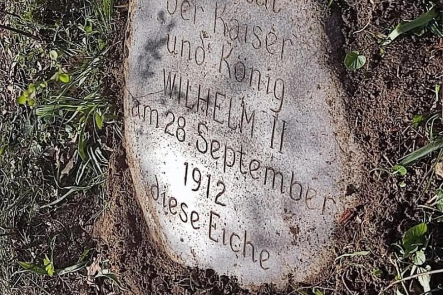 В Черняховске власти обещают благоустроить территорию у камня с надписью 1912 года