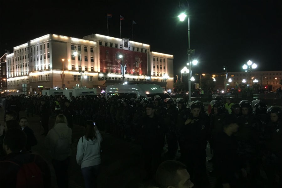 На площадь Победы после поражения Сербии стянули ОМОН (фото)