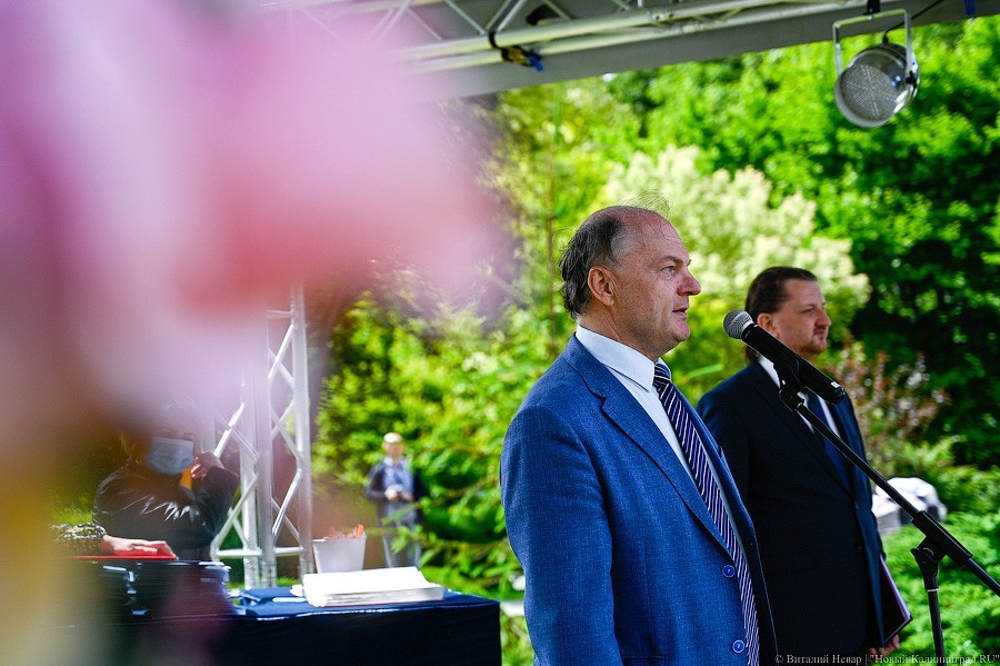 Как проходит вручение дипломов выпускникам БФУ в Ботаническом саду (фото)