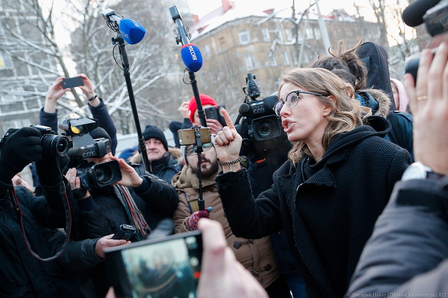 Одна на экскаватор: Ксения Собчак приехала в Калининград (фото)