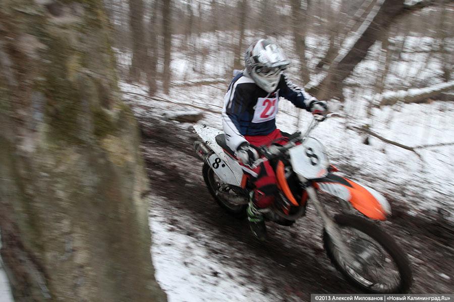 «Пингвиньи гонки»: фоторепортаж с зимнего мотокросса