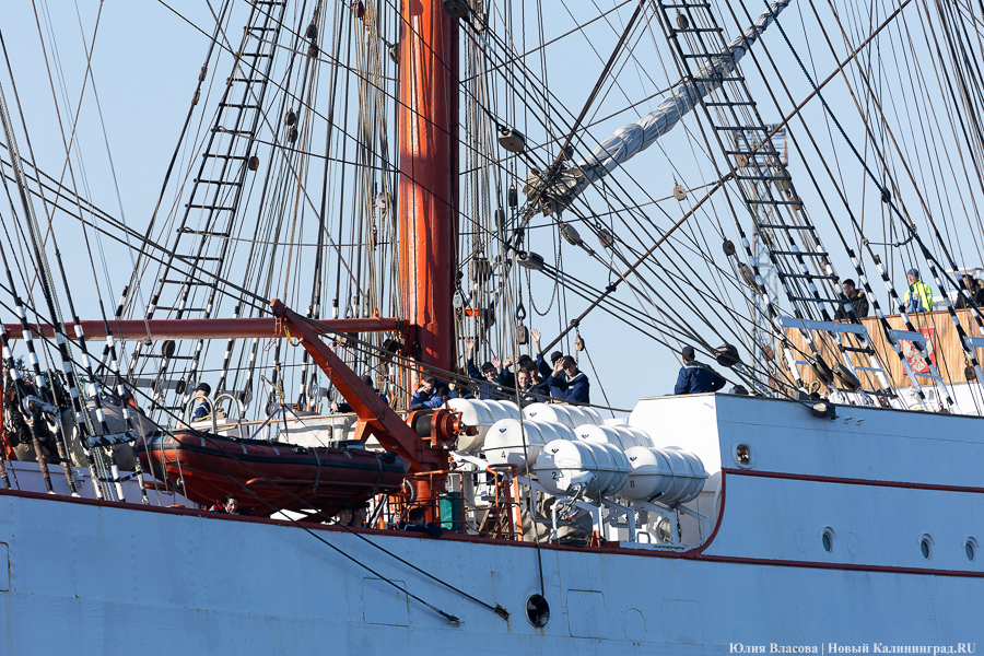 «Седов» заходит в морской канал. Посмотрите, как это красиво (фото)