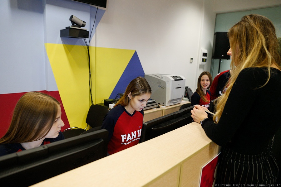 Билет в мундиаль: как в Калининграде паспорта болельщикам вручали