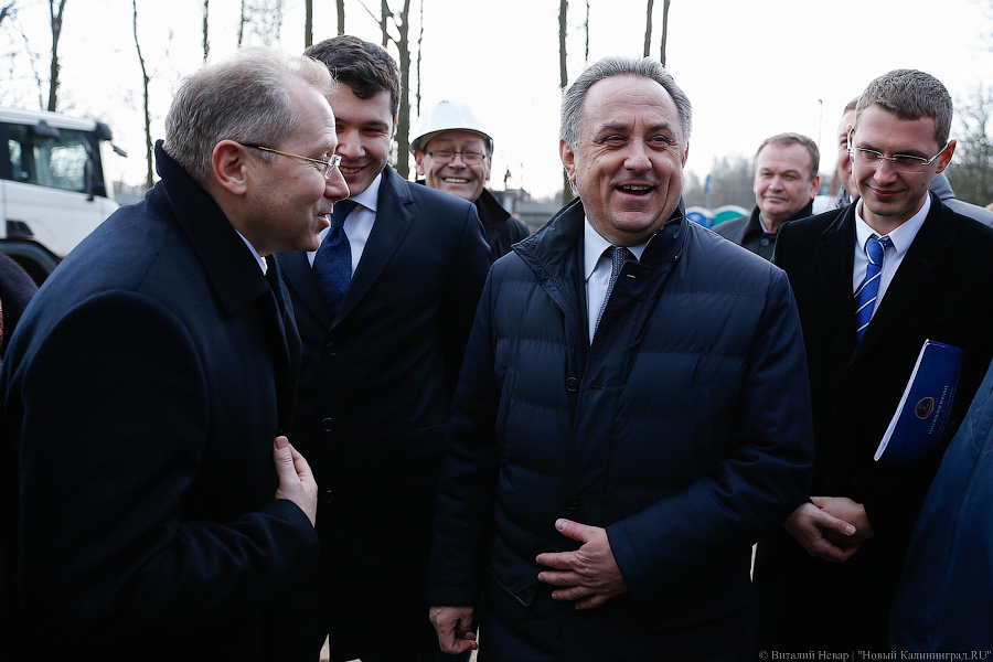 «С пионерским приветом»: как Виталий Мутко на мяче расписался (фото)