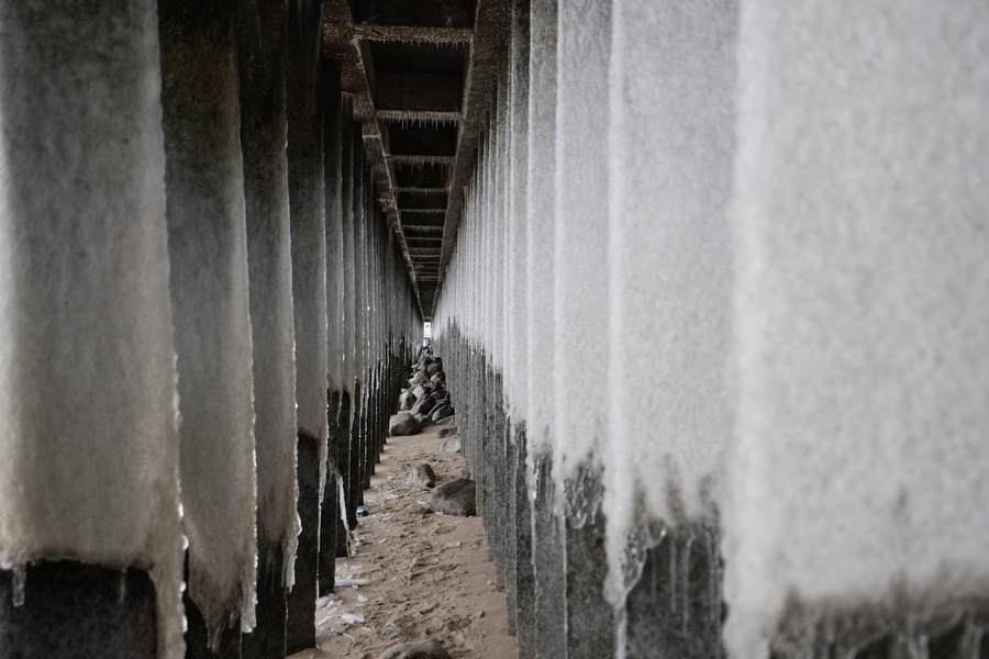 Мороз и море: как стихия украсила променад в Зеленоградске (фото)
