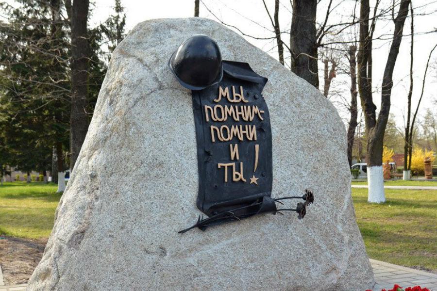 Мемориальный плагиат: на что похож новый знак ко Дню Победы в Мамоново