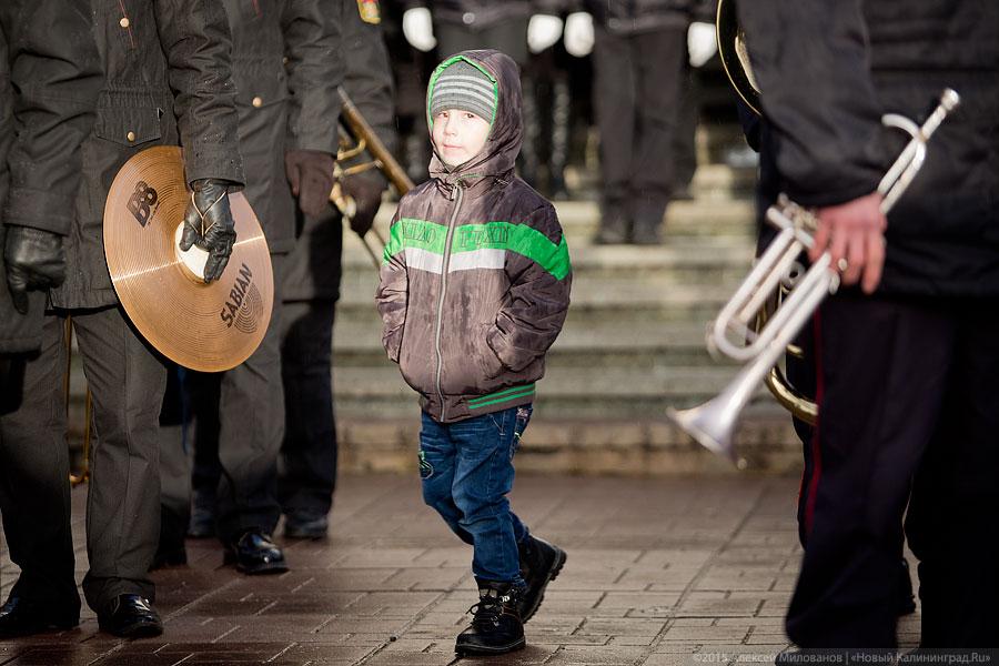 Под радугой с гимном: как в Калининграде День Конституции отмечали (фото)