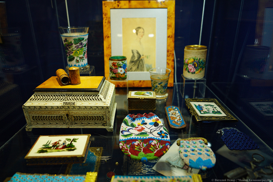 Тонкие материи и тюремная соломка: в Музее искусств открывается выставка Александра Васильева