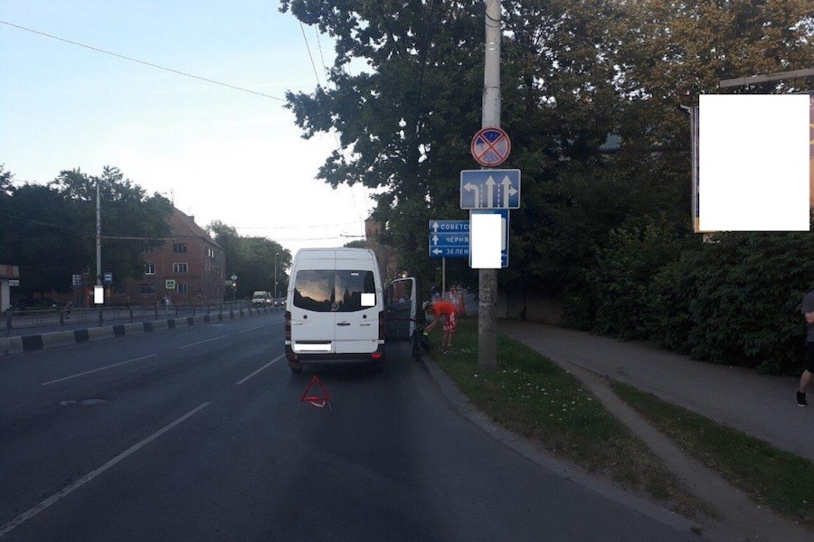 На Моспроспекте велосипедист врезался в открывшуюся дверь маршрутки