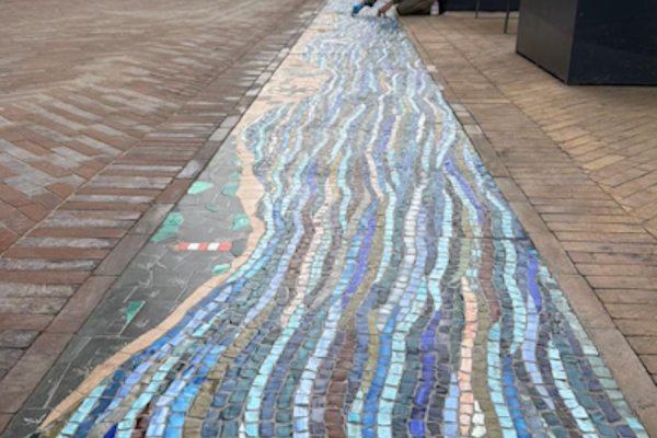 В Зеленоградске на улице появилось мозаичное панно в виде волны (фото)