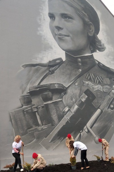 На здании почты в Гвардейске нарисовали портрет снайпера Розы Шаниной (фото)