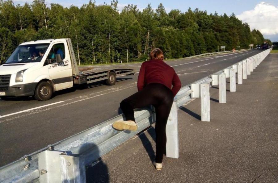 Поворот на Солдатово закрыли отбойником. Сельчанам приходится через него перелезать