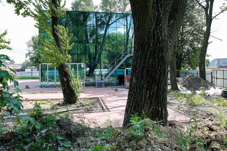 Калининградское чудо: застройщик гостиницы не вырубает, а благоустраивает 2 сквера (фото)