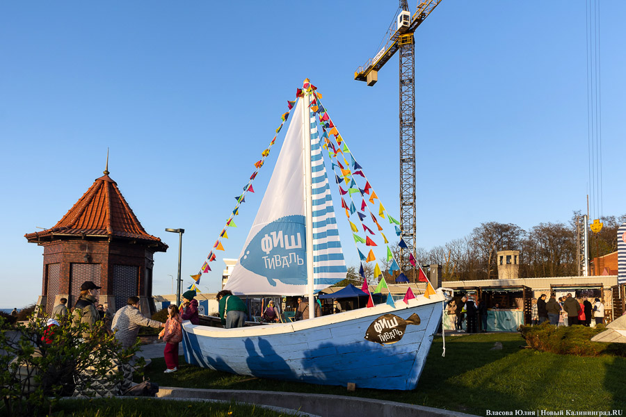 А-ля Новый год: в Зеленоградске «Фиштивалем» в апреле открыли курортный сезон (фото)