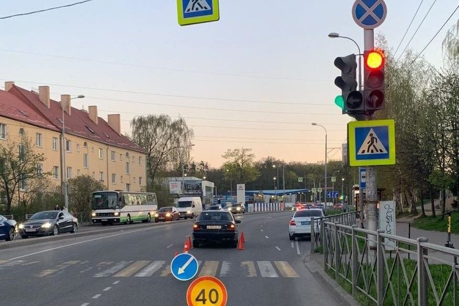 «Выехал на самокате»: в Калининграде на ул. Гагарина «Мерседес» на переходе сбил подростка