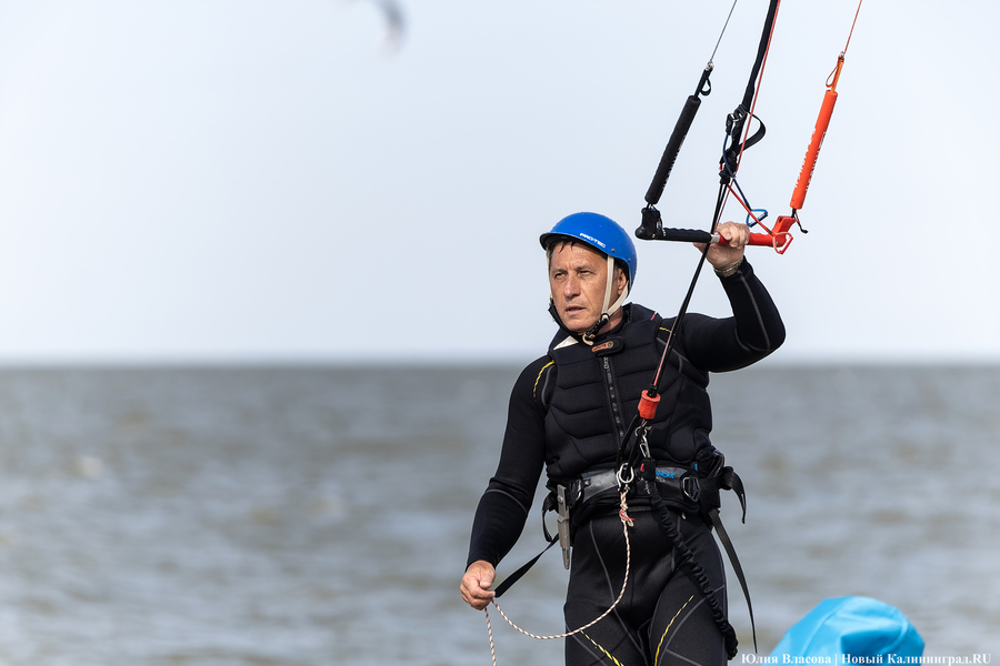 По воде против ветра: на Куршском заливе соревновались под кайтом и с крылом (фото)
