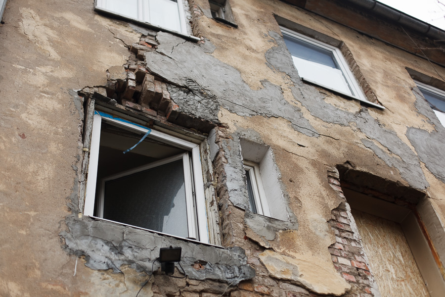 Сергей Мельников пообещал восстановить здание заброшенного общежития в Балтийске до 2026 года