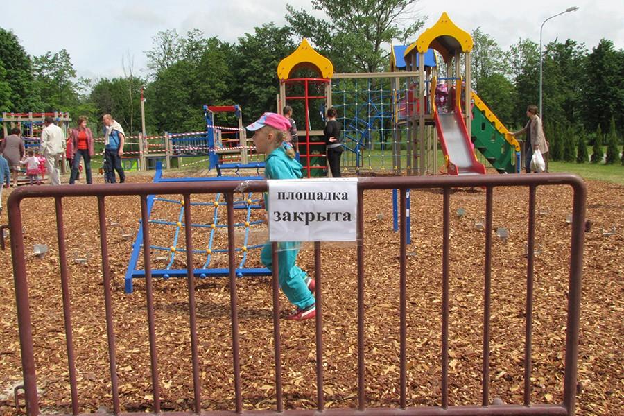 Жители Гусева: около ФОКа власти разобрали новую детскую площадку (фото)