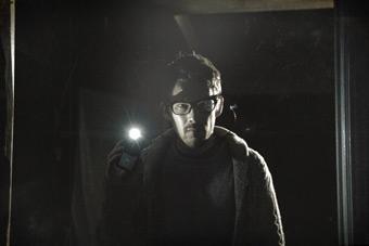 Злобно руки простерев, смерть летит из мрака