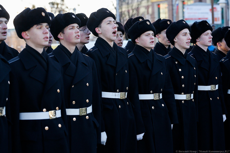 «Морозный гимн»: курсанты и школьники отметили День Конституции флешмобом