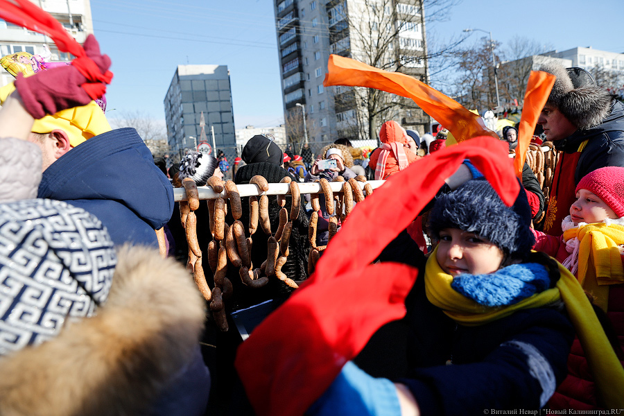 Дым, шум, колбаса: в Калининграде прошел День длинной колбасы