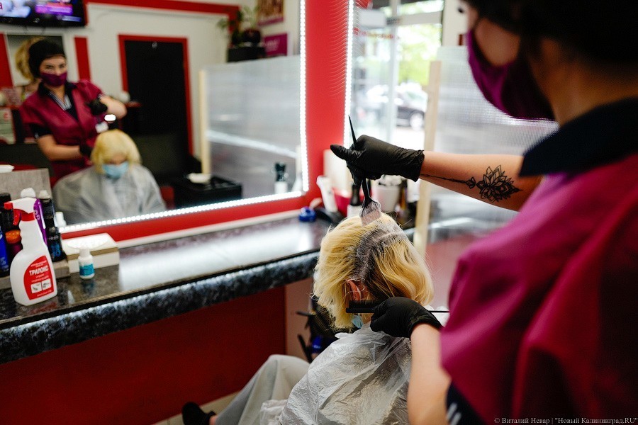 В масках и на дистанции: в Калининграде открылись торговые центры и парикмахерские