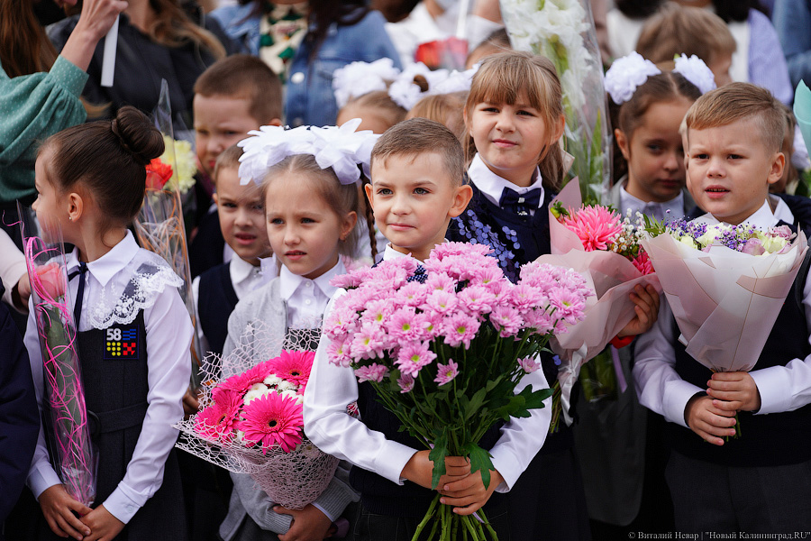 Серьёзное дело: как прошла первая линейка в самой новой школе Калининграда