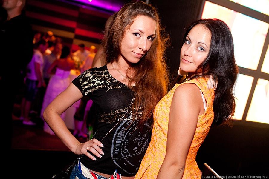 Бикини-пляж: в «Платинуме» прошел показ купальников