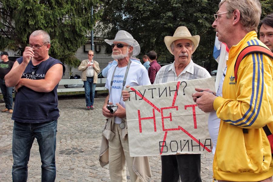 Протест протесту: на митинге против войны на Украине потасовку разнимал ОМОН