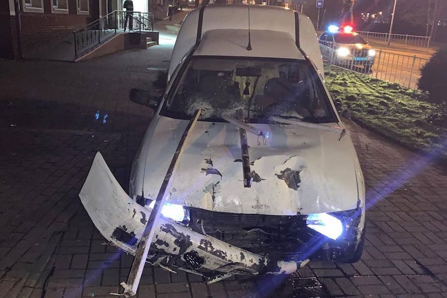 В Балтийске пьяный водитель врезался в ограждение, пострадали двое (фото)