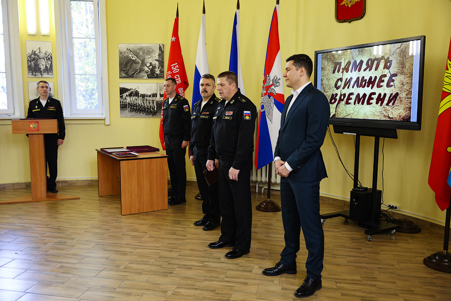 Был учителем, осталось трое детей: вдове контрактника из Гусева вручили золотую звезду (фото)