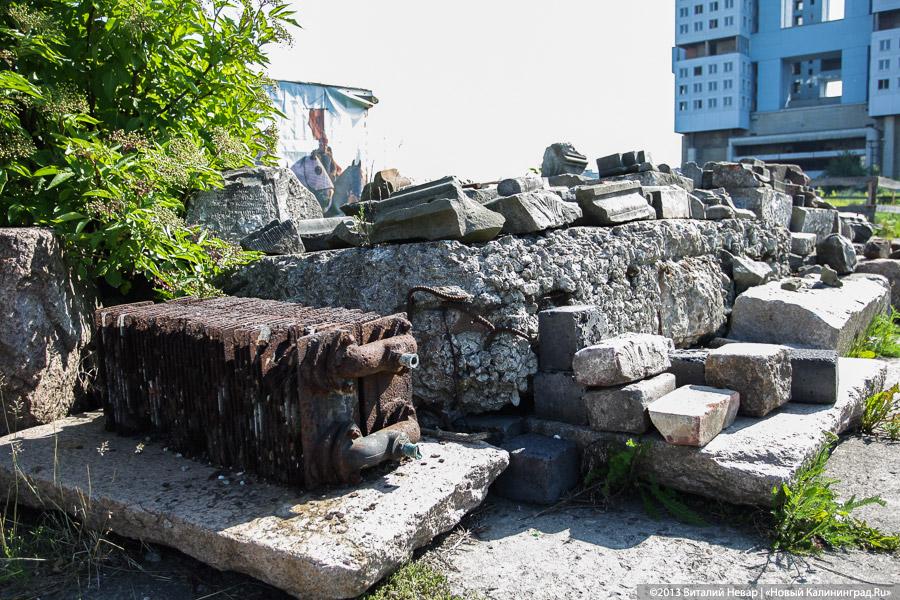 Позабыто, позаброшено: что скрывается за забором «Сердца города» у Дома Советов