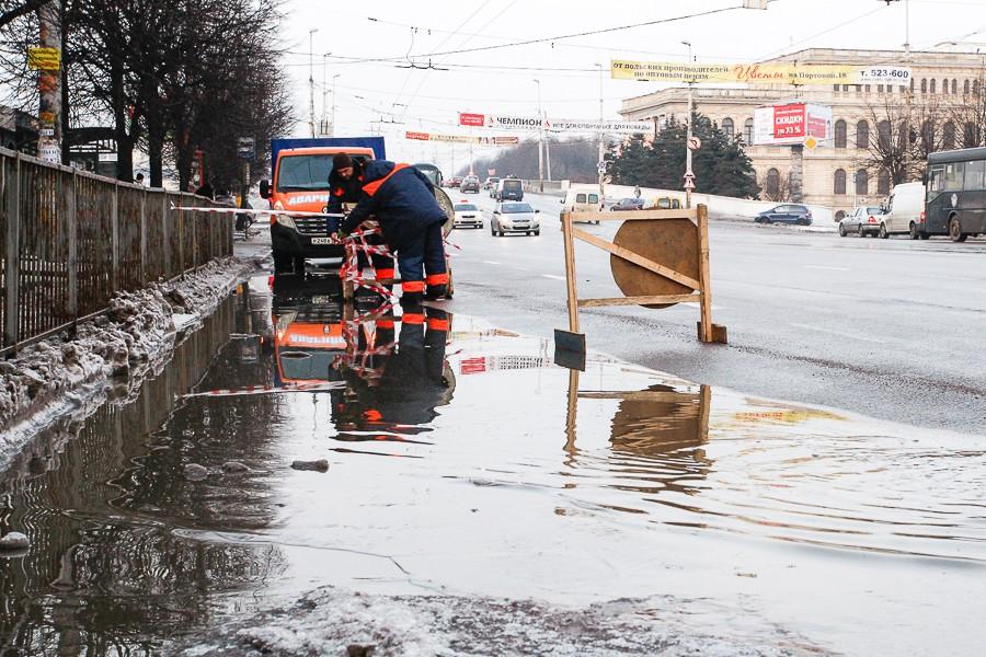 Дорога и пустота: на Ленпроспекте асфальт не выдержал нагрузки (фото)