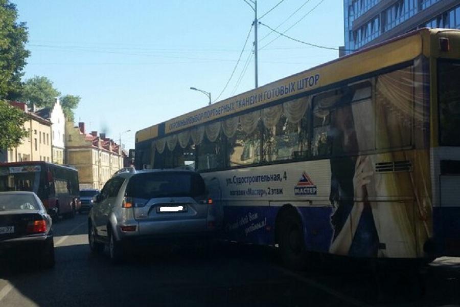 На Литовском валу столкнулись автобус и иномарка, образовалась пробка (фото)
