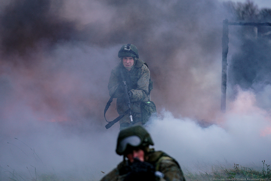 В условиях, приближенных к боевым: тренировка морпехов на психологической полосе препятствий