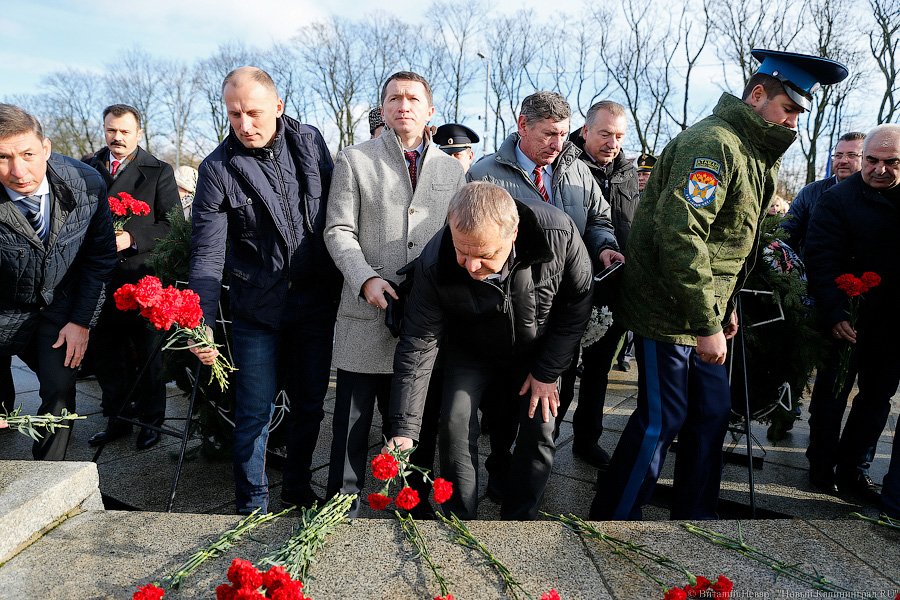 В едином порыве: в Калининграде почтили память героев-гвардейцев 