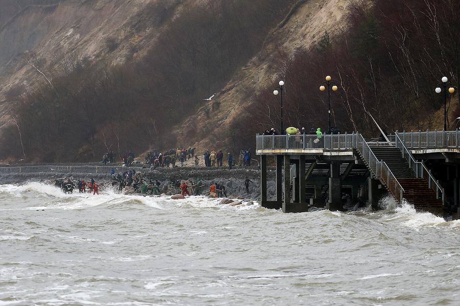 В набежавшую волну: как ловят янтарь на Балтике (фото)