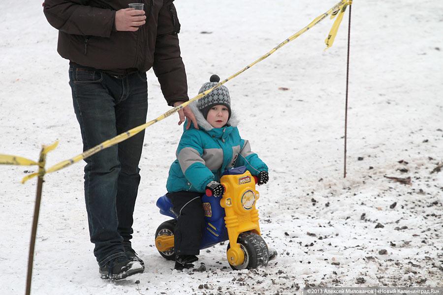 «Пингвиньи гонки»: фоторепортаж с зимнего мотокросса