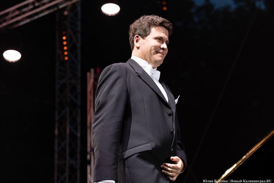 Бурлеска под дождём: Денис Мацуев выступил на острове Канта (фото)