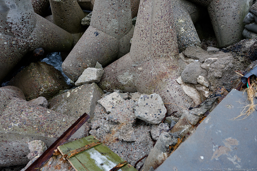 Тетраподы на куски: последствия шторма в Балтийске (фото)