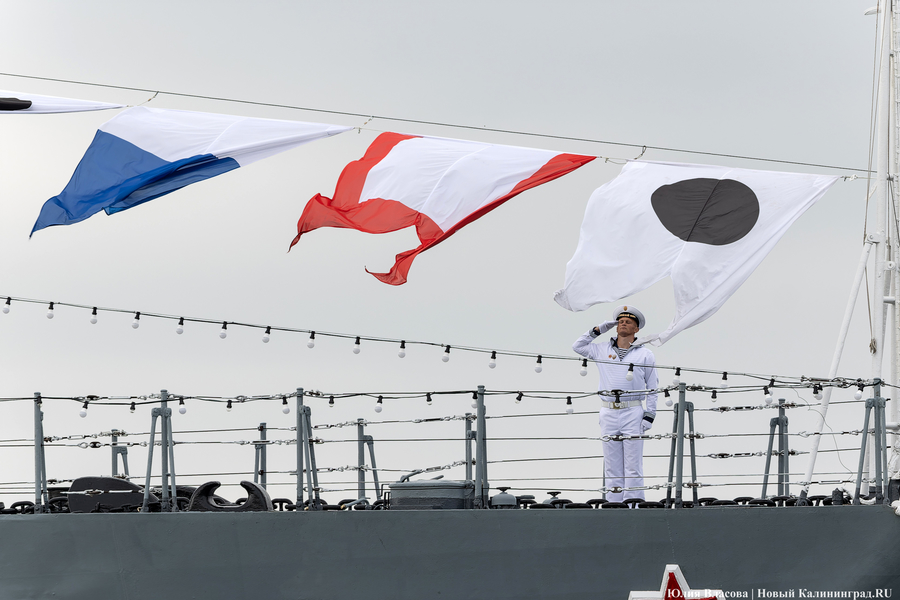 День ВМФ в Балтийске: как прошел парад кораблей Балтфлота (фото)