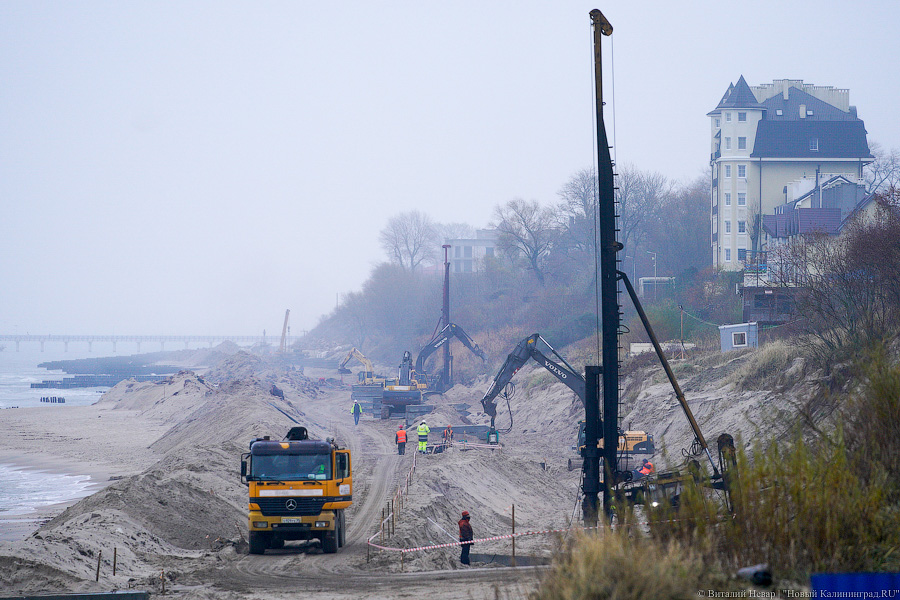 Серферы против гребенок: в Зеленоградске начали установку 40-тонных волноломов (фото)