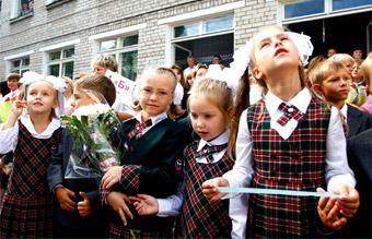 Путин поручил Правительству РФ написать закон о школьной форме