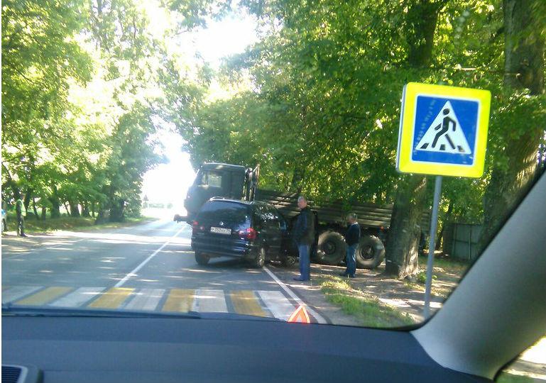 На трассе «Балтийск – Калининград» столкнулись «КАМАЗ» и минивэн (фото)