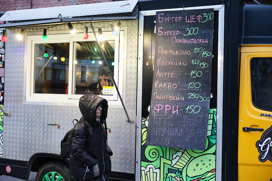 И всё-таки она светится: на территории пивоварни «Понарт» открылась новогодняя ярмарка (фото)