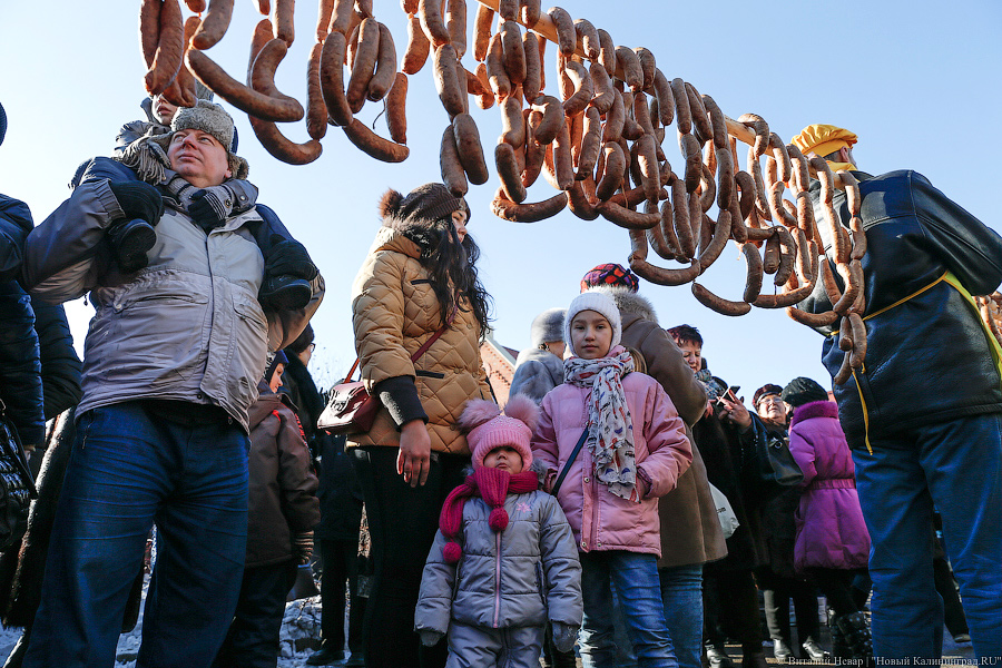 Дым, шум, колбаса: в Калининграде прошел День длинной колбасы